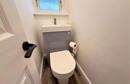 Newcastle-upon-Tyne House | Private All-Weather Hot Tub House, Fire Pit & Pool Table, Free Parking, Near City Centre, Great Transport Links