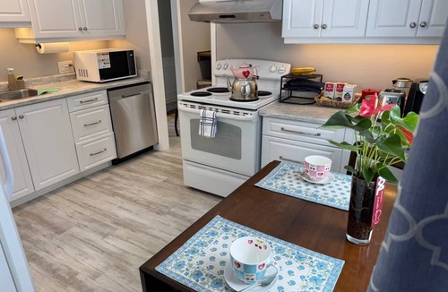 Big Bay Point House | Private and Cozy getaway 2 minutes drive to Friday Harbour -1 hour from Toronto!
