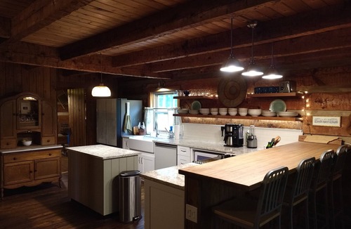 Kodak Cabin | Private and peaceful cabin in convenient location with seasonal outdoor pool