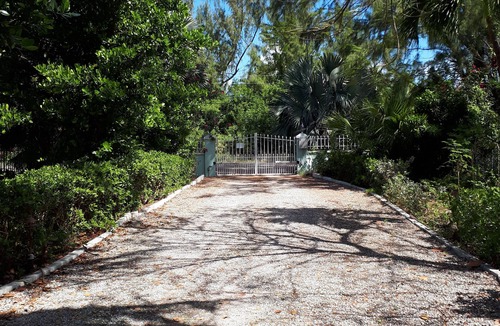 Coral Harbour Cottage | Private and Peaceful Cottage at the Beach