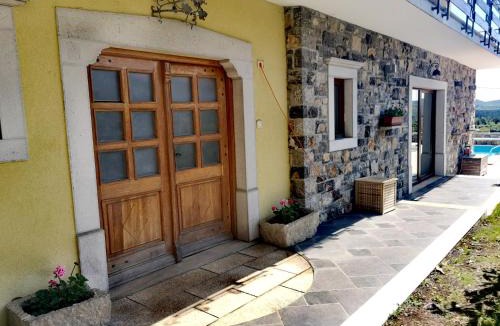 Tomaj Apartment | Private Apartment HerMes arT on the Karst Shared Pool & Parking