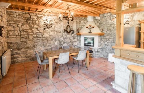 Tomaj Apartment | Private Apartment HerMes arT on the Karst Shared Pool & Parking