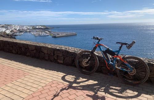 La Asomada Apartment | Private apartment with mountain and sea views, La Asomada, Lanzarote