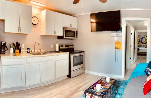 Seventh Ward Apartment | Private Artist Studio, KING Bed, Huge Patio (B)