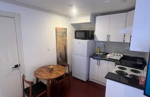 East Side Apartment | Private bachelor suite Vancouver