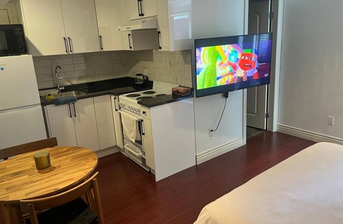 East Side Apartment | Private bachelor suite Vancouver
