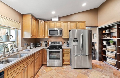 Federal Way House | Private Backyard-Central AC! Quiet Neighborhood