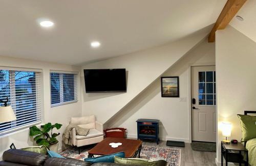 Bainbridge Island Apartment | Private Bainbridge Studio - Walk to Ferry & Beach