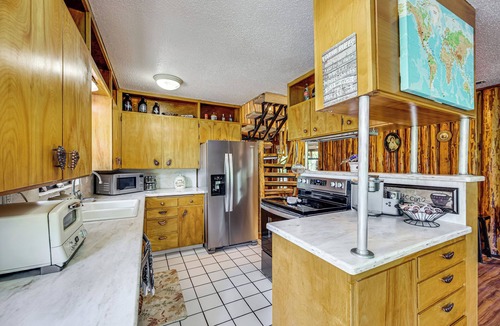 Burley Cabin | Private Beach Access! Group-Friendly Getaway!