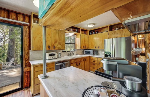 Burley Cabin | Private Beach Access! Group-Friendly Getaway!