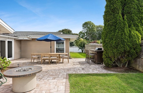 Culloden Shores Cottage | Private Beach access 4 bedroom house in the beautiful Culloden neighborhood