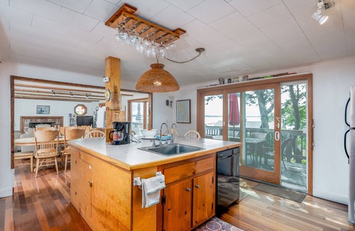 Wellfleet House | Private Beach. Big Beach house. Kayaks. SUP boards.