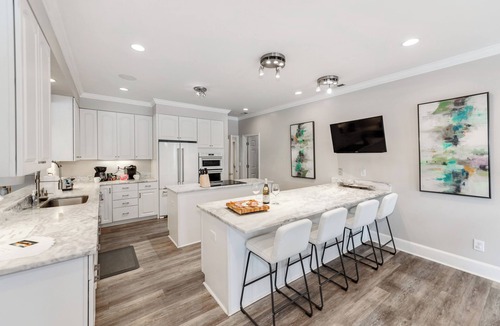 Bowling Green House | Private Beach +Dock + New Elegant Swim Spa, Spacious 6BR/5BA 20 Mins from CLT