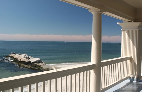 New London House | Private Beach Front Spacious 6-bedroom New England home on Long Island Sound