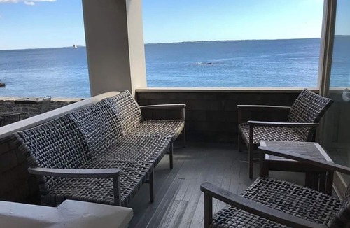 New London House | Private Beach Front Spacious 6-bedroom New England home on Long Island Sound