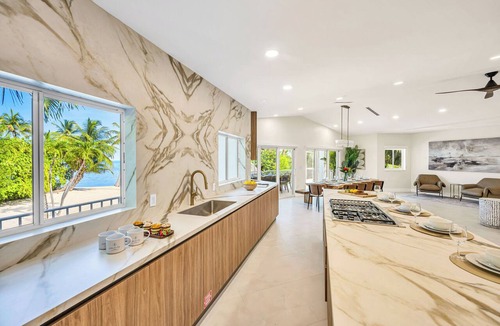 Lower Matecumbe Key Villa | PRIVATE BEACH /Heated Pool/Private Dock/Dolphin Key