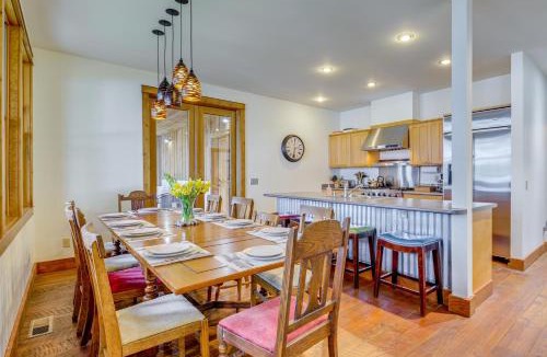 Eastsound House | Private Beach & Hot Tub: Eastsound Waterfront Gem