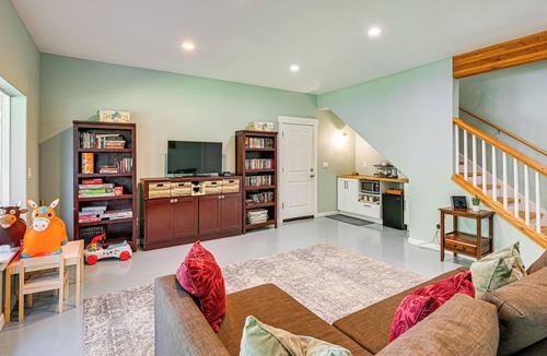 Shelton Cottage | Private Beach & Hot Tub! Family Gem on Puget Sound