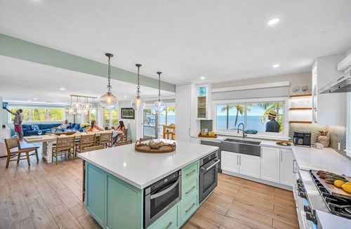 Islamorada House | PRIVATE BEACH/Pickleball Court and Tiki Bar/Heated Pool/Designated Paradise Key