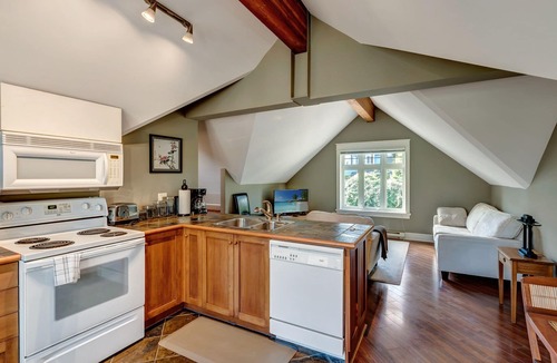 Cordova Bay House | Private Beach/Steps to Ocean/Private Suite/Wifi/Self Check-In/Out