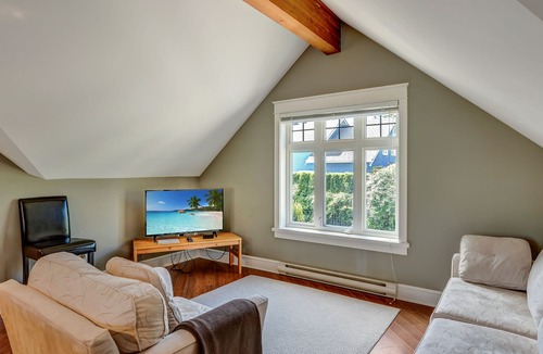 Cordova Bay House | Private Beach/Steps to Ocean/Private Suite/Wifi/Self Check-In/Out