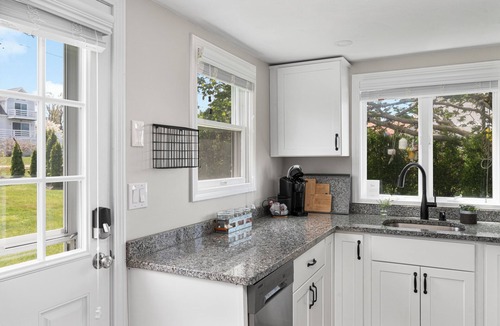 Portsmouth House | Private Beachfront Cottage Near Newport & Bristol