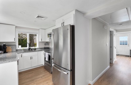 Portsmouth House | Private Beachfront Cottage Near Newport & Bristol