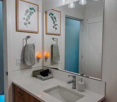 Central Okanagan House | Private Boho Tiny Home - Lakes, Wineries, Hike, Ski