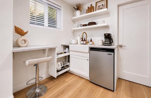 Pemberton Heights Apartment | Private Bright Garden Suite in Pemberton Heights
