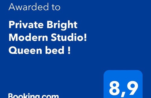 Langford Apartment | Private Bright Modern Studio! Queen bed !