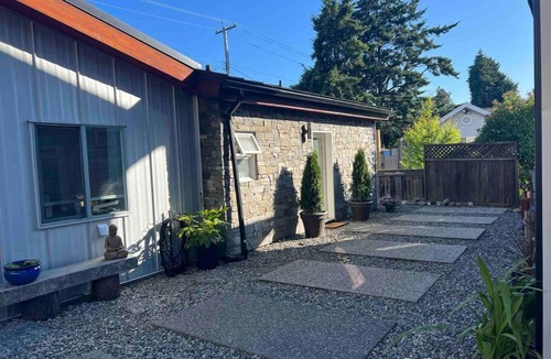 Langford Apartment | Private Bright Modern Studio! Queen bed !
