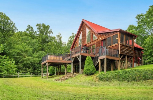 Ferguson Cabin | Private Cabin, Great Views, Hot Tub, WiFi, Fireplace
