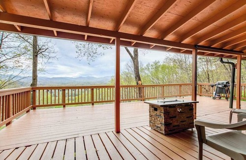 Franklin House | Private cabin with breathtaking mountain view, large deck, fireplace & firepit