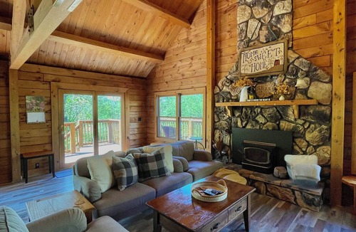 Freeburg Cabin | Private Cabin with Pond on Family Farm