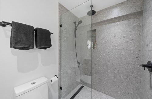 Dollarton House | Private Cedar Sauna Retreat - Kitchenette, King Bed, Spa Bath - Deep Cove