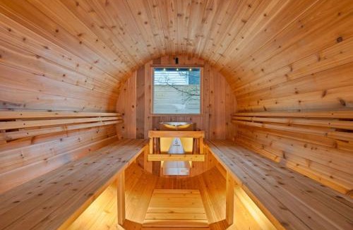 Dollarton House | Private Cedar Sauna Retreat - Kitchenette, King Bed, Spa Bath - Deep Cove