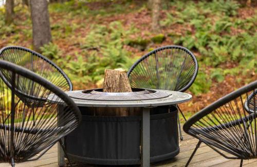 Roscoe House | Private Chalet with Fire Pit Deck and Large Yard