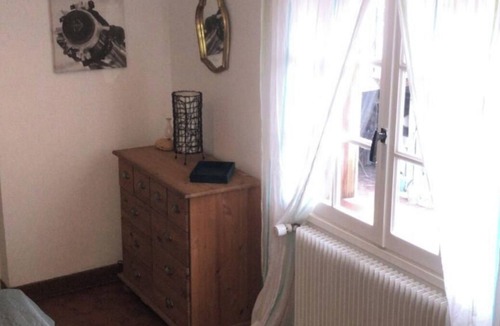 Sagy Bed & Breakfast | PRIVATE CHAMBER with independent entrance near Cergy
