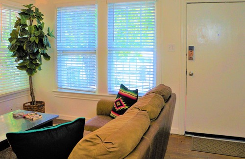 Southtown House | PRIVATE & CLEAN- WALK the RIVERWALK/ALAMO. Highly desirable Southtown location!