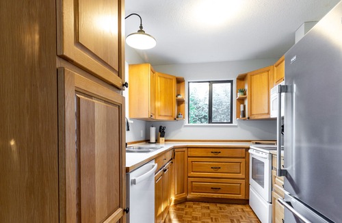 Sandy Hook House | Private Coastal Modern Cabin - Outside sechelt & a 5 minute walk to the Beach!
