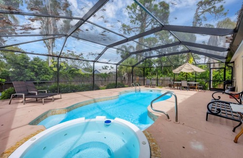 Ridge Wood Heights House | Private Coastal Retreat/Heated Pool Family-Friendly 7 min to Siesta Key Beach