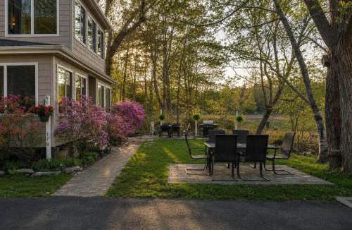 Ocean Park Apartment | Private Coastal 4 Bedroom Residence in the Heart of Ocean Park Maine with Nearby Beach Access