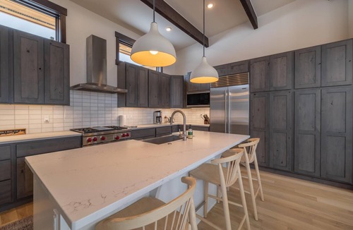 Silverthorne House | Private Colorado Mountain Retreat. 5BR Home + Guest House