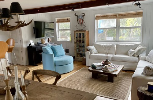 Lonelyville House | Private, comfortable, sweet spot by the bay!!