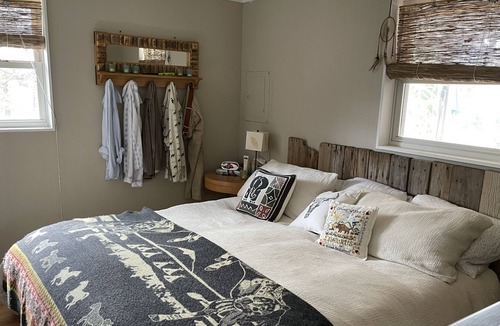 Lonelyville House | Private, comfortable, sweet spot by the bay!!