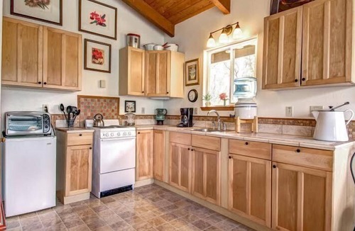Royal Hawaiian Estates Cottage | Private Comtemporary Cottage with sauna