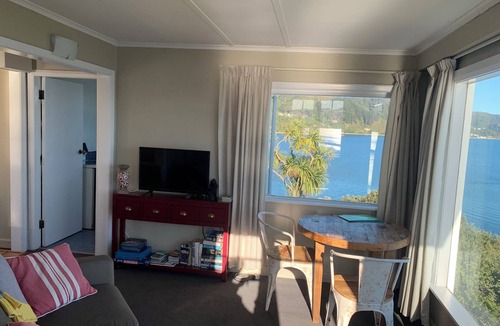 Lowry Bay Apartment | Private & cosy 1 bedroom. Amazing sea views, 1 minute away from the beach.