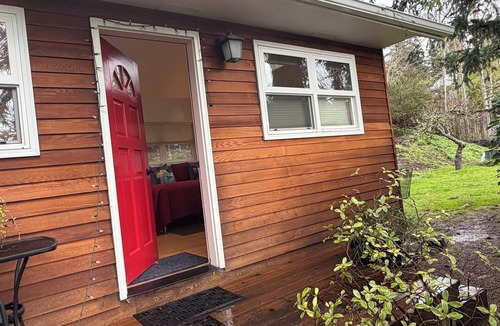 Amazon Cottage | Private Cottage - Walk to U of O!