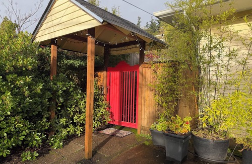 Amazon Cottage | Private Cottage - Walk to U of O!