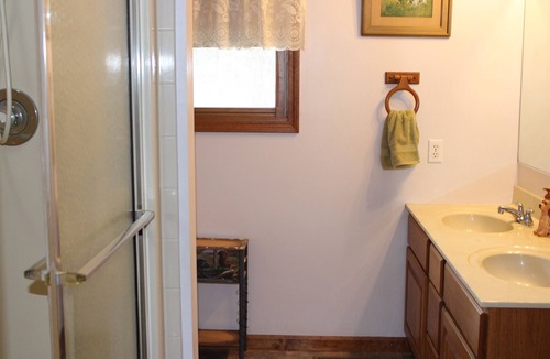 Akin House | Private country setting. just 10 minutes from town